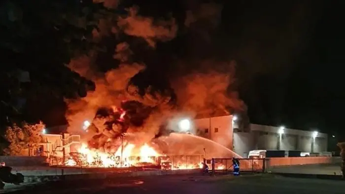 L'impressionante rogo si è propagato anche nei capannoni vicini