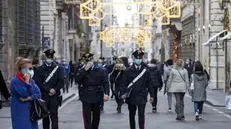 Agenti delle forze dell'ordine effettuano controlli anti assembramenti nelle vie del centro di Roma - Foto © www.giornaledibrescia.it