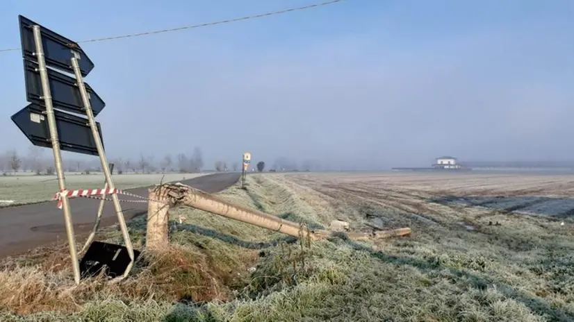 Visano: quel che resta del palo abbattuto dall'auto nello schianto - © www.giornaledibrescia.it