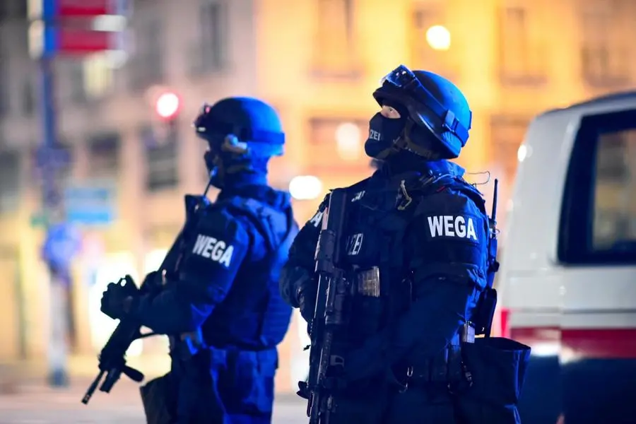 La polizia nel luogo dell'attacco a Vienna - Foto Epa © www.giornaledibrescia.it