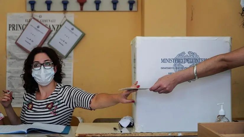 Il primo giorno di voto in Italia durante l'epidemia di coronavirus