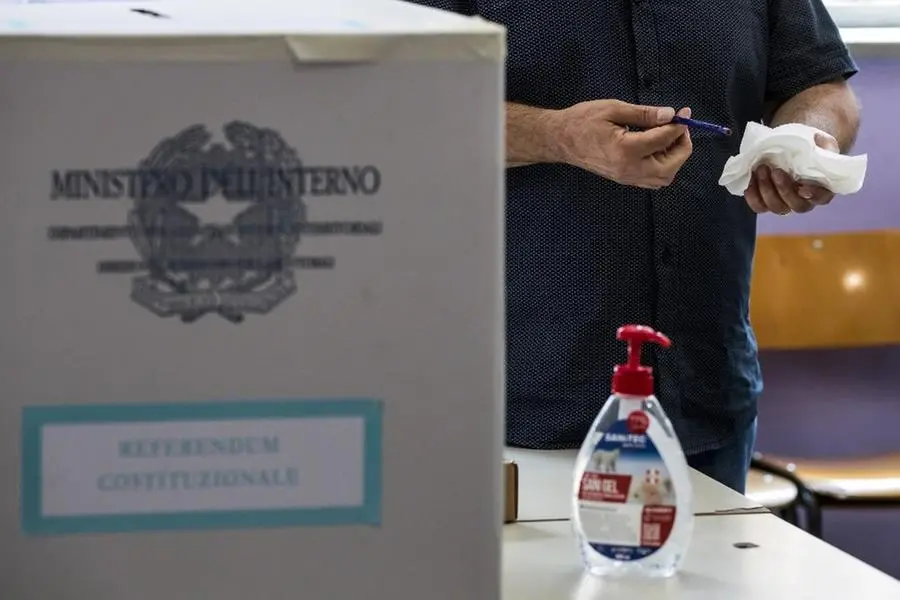 Il primo giorno di voto in Italia durante l'epidemia di coronavirus