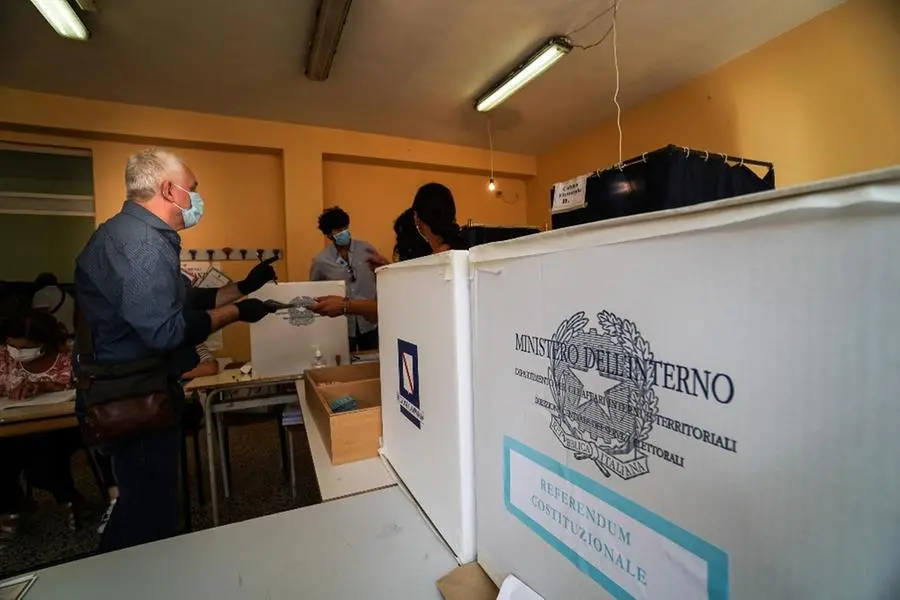Il primo giorno di voto in Italia durante l'epidemia di coronavirus