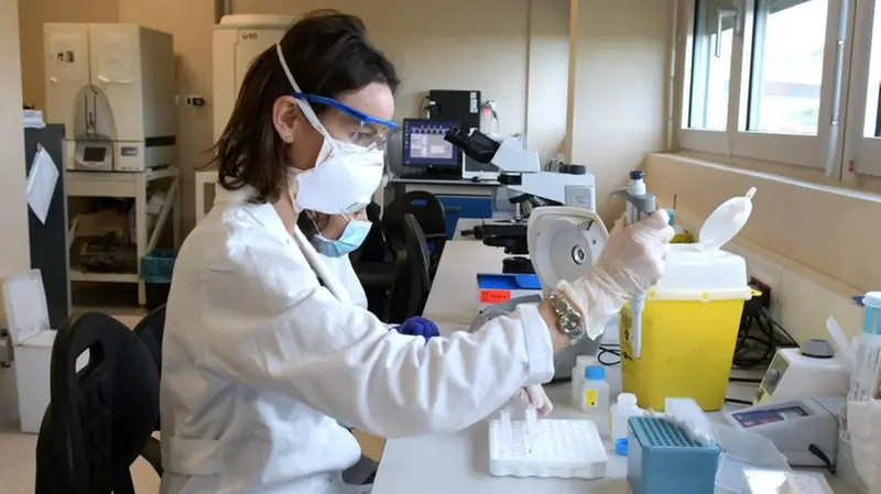 Tecnici di laboratorio al lavoro - Foto Ansa © www.giornaledibrescia.it