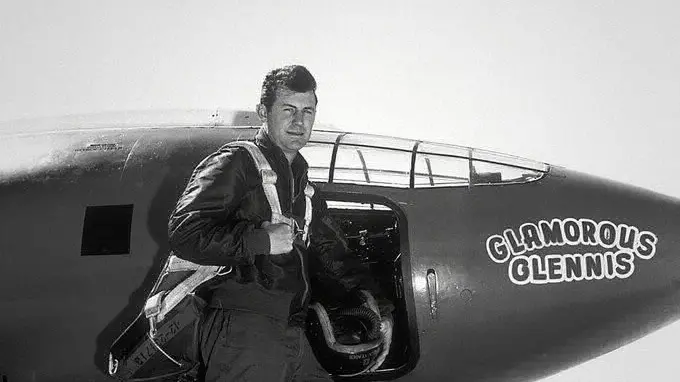 Chuck Yeager in posa davanti al Bell X1 «Glamorous Glennis» con cui compì il primo volo supersonico - Foto tratta dal profilo Twitter di Chuck Yeager © www.giornaledibrescia.it
