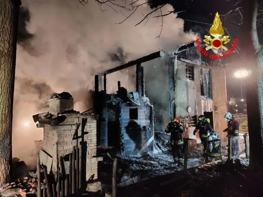 Incendio a Bagolino, in fiamme casa disabitata