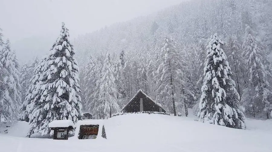 Un paesaggio innevato: l’immagine è suggestiva, ma purtroppo i disagi non mancano - Foto © www.giornaledibrescia.it