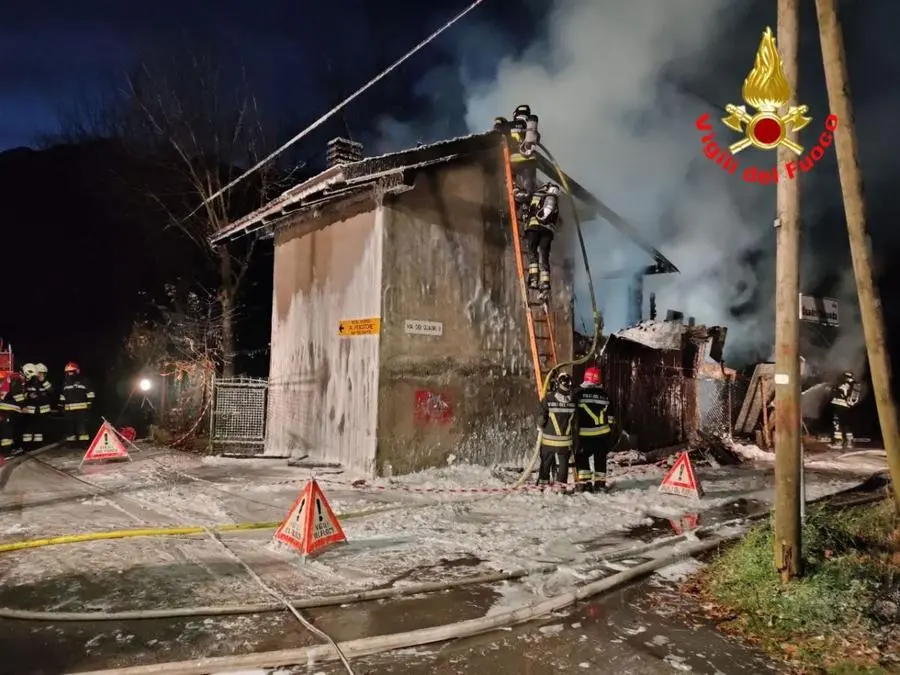 Incendio a Bagolino, in fiamme casa disabitata