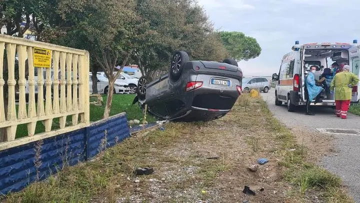 Visano, auto esce cdi strada e si ribalta