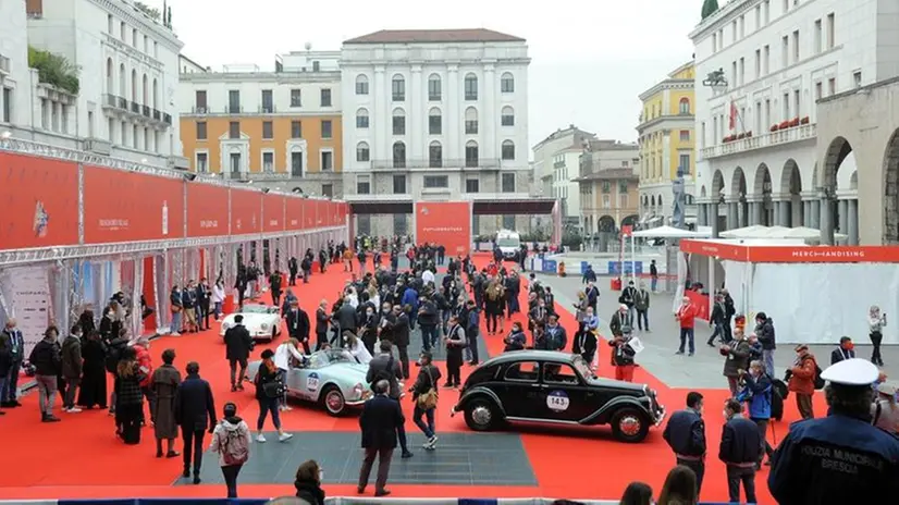 Mille miglia: secondo giorno di punzonatura in piazza Vittoria