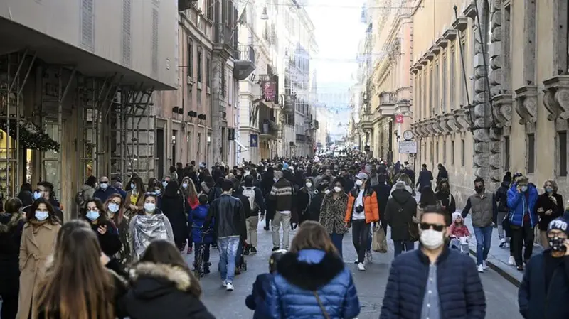 Folla in centro a Roma domenica 13 dicembre - Foto Ansa/Riccardo Antimiani © www.giornaledibrescia.it