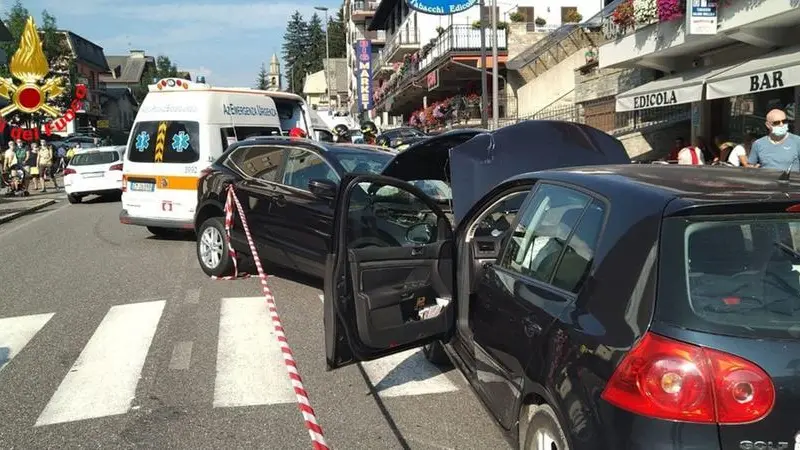 Corteno Golgi, schianto tra auto: paura per un pedone