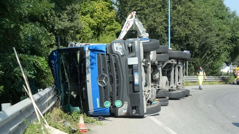 Camion ribaltato tra la Volta e San Zeno