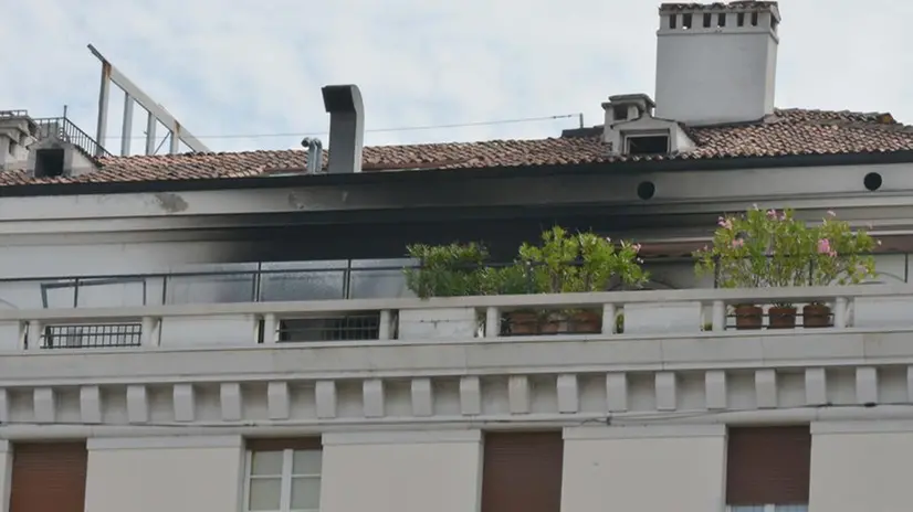 La situazione dopo l'incendio: Vvf in piazza Vittoria