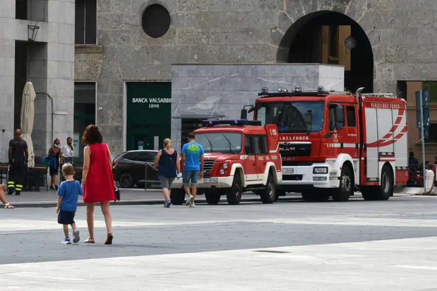 La situazione dopo l'incendio: Vvf in piazza Vittoria
