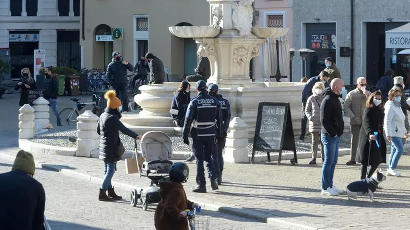 Terza domenica di lockdown, in cerca di normalità per le vie del centro