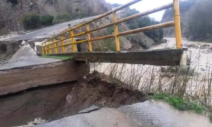 Crotone: ponte crollato a Melissa, strade allagate nel capoluogo