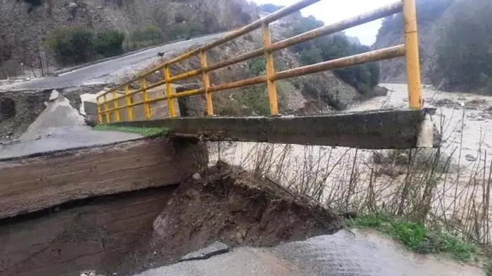 Crotone: ponte crollato a Melissa, strade allagate nel capoluogo