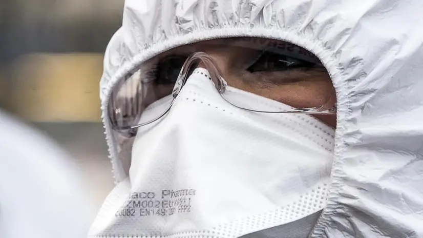 Un medico indossa la speciale «armatura» anti-coronavirus - Foto Ansa © www.giornaledibrescia.it