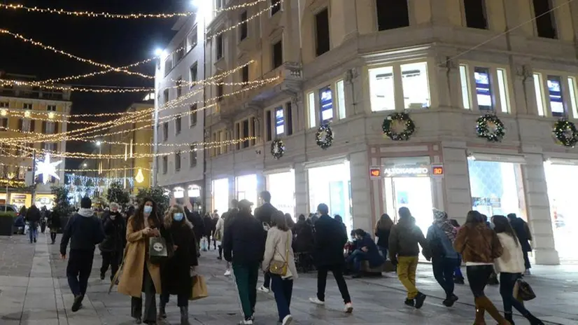 Shopping in centro città sabato pomeriggio - Foto Marco Ortogni/Neg © www.giornaledibrescia.it