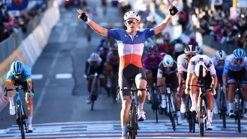 Giro d'Italia, sesta tappa Castrovillari-Matera a Arnaud Demare