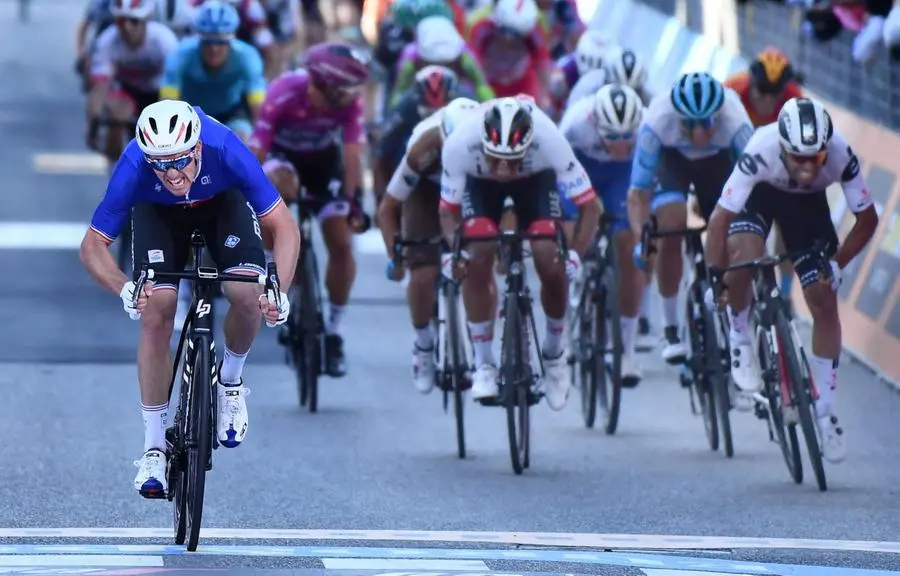 Giro d'Italia, sesta tappa Castrovillari-Matera a Arnaud Demare