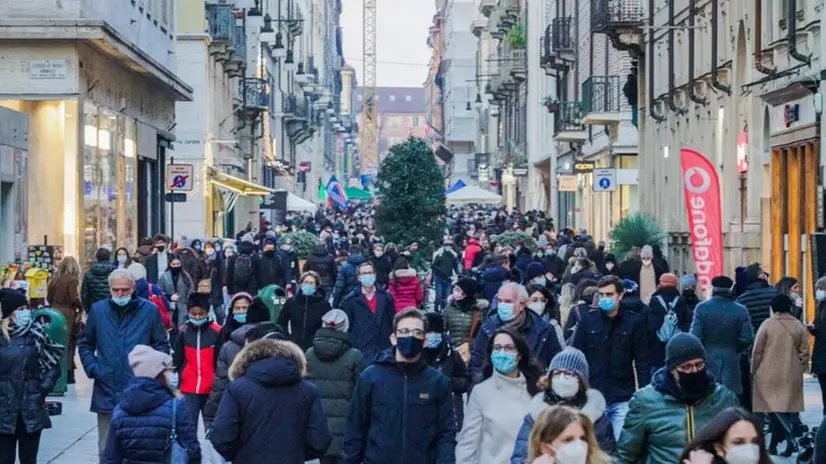 Folla nel centro di Torino sabato 12 dicembre 2020 - Foto Ansa/Tino Romano © www.giornaledibrescia.it