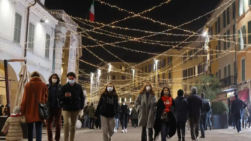 Il centro storico di Brescia con le luci natalizie - Foto Ansa/Filippo Venezia © www.giornaledibrescia.it