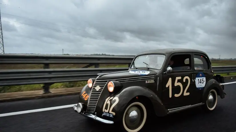 Mille Miglia, ripartenza da Roma sotto la pioggia