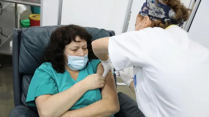 La campagna vaccinale partirà da medici e operatori sanitari - Foto Ansa/Epa/Abir Sultan © www.giornaledibrescia.it