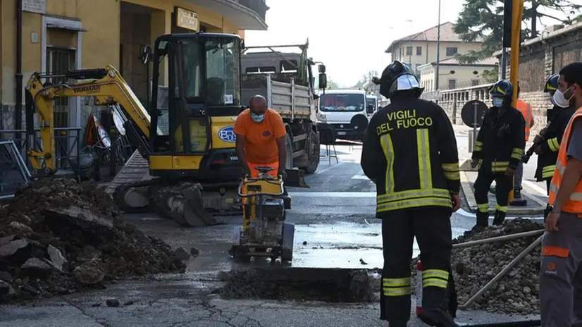 Lavori in corso per risolvere una fuga di gas