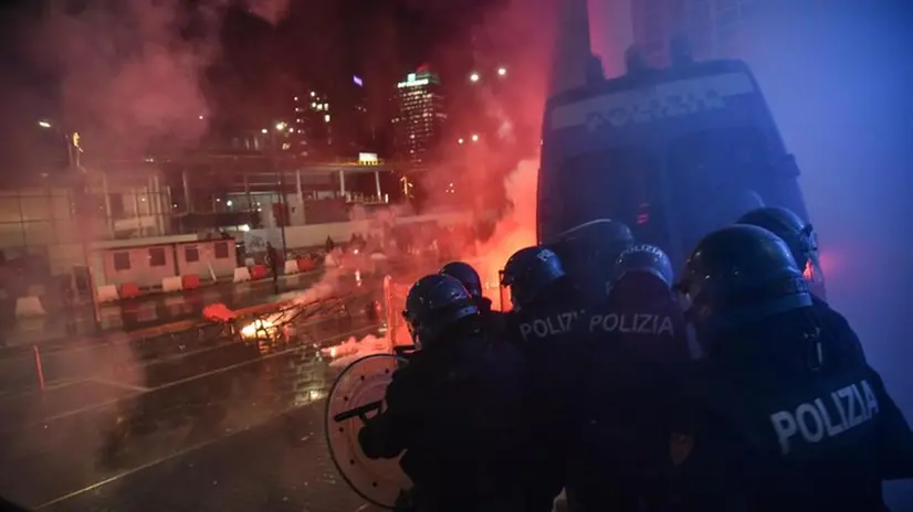 Cortei violenti e atti vandalici a Torino e Milano