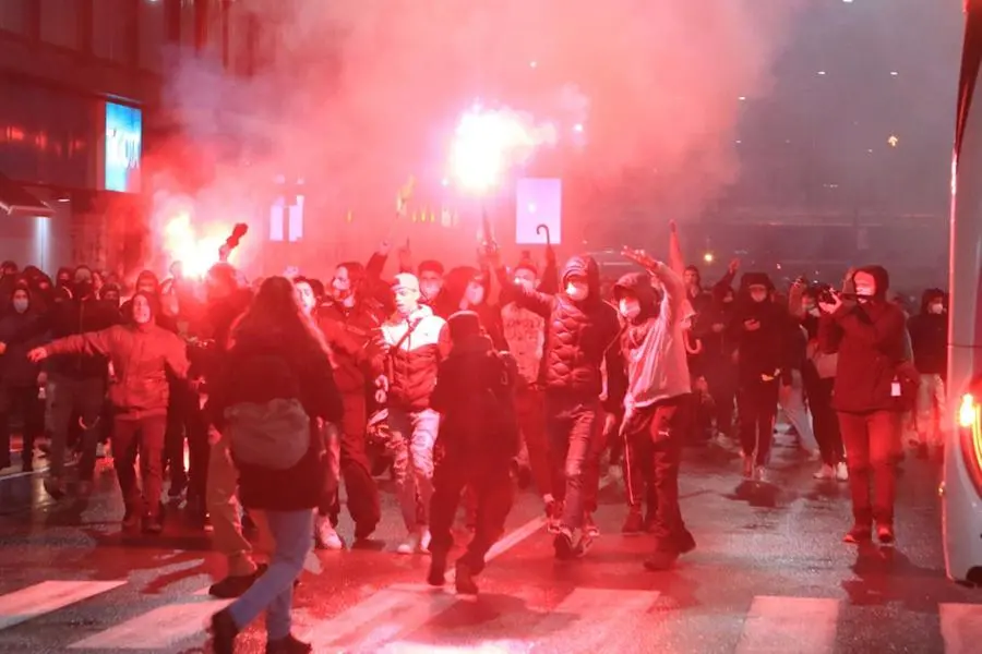Cortei violenti e atti vandalici a Torino e Milano