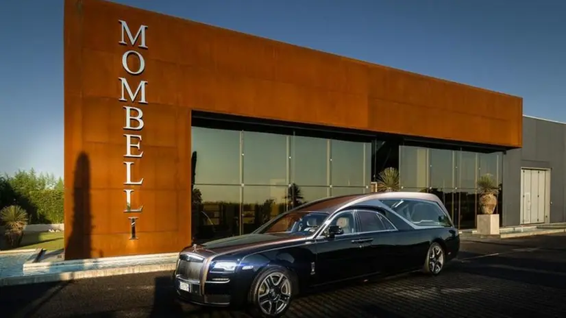 Il modello di carro funebre Ghoster su meccanica Rolls Royce