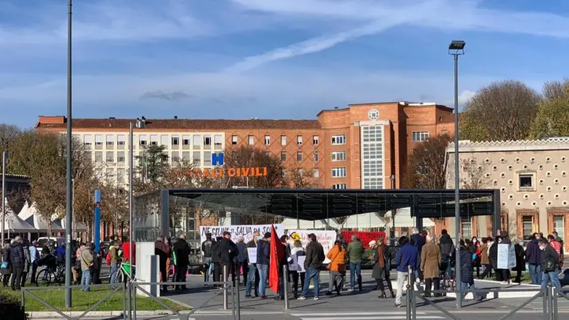 La manifestazione davanti al Civile