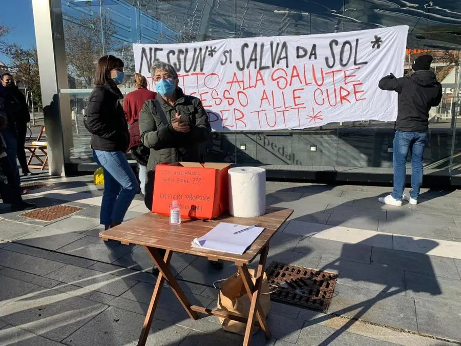 La manifestazione davanti al Civile