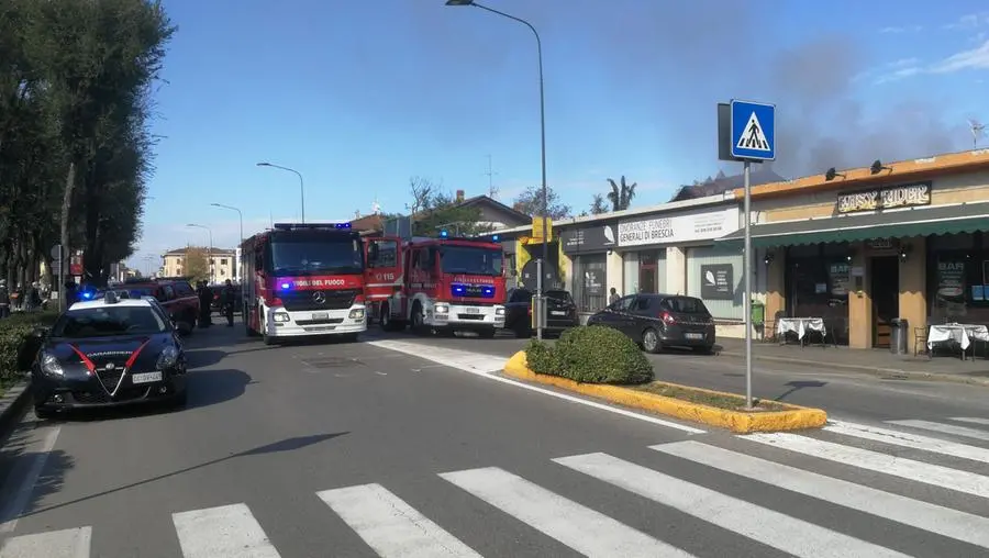 Via Milano, incendio in un'autofficina: fumo nero visibile da chilometri