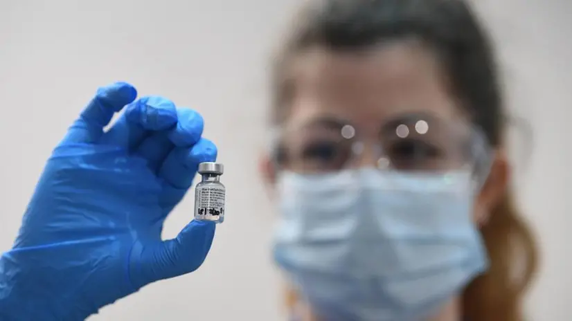 Un medico con una fiala di vaccino anti-Covid - Foto © www.giornaledibrescia.it