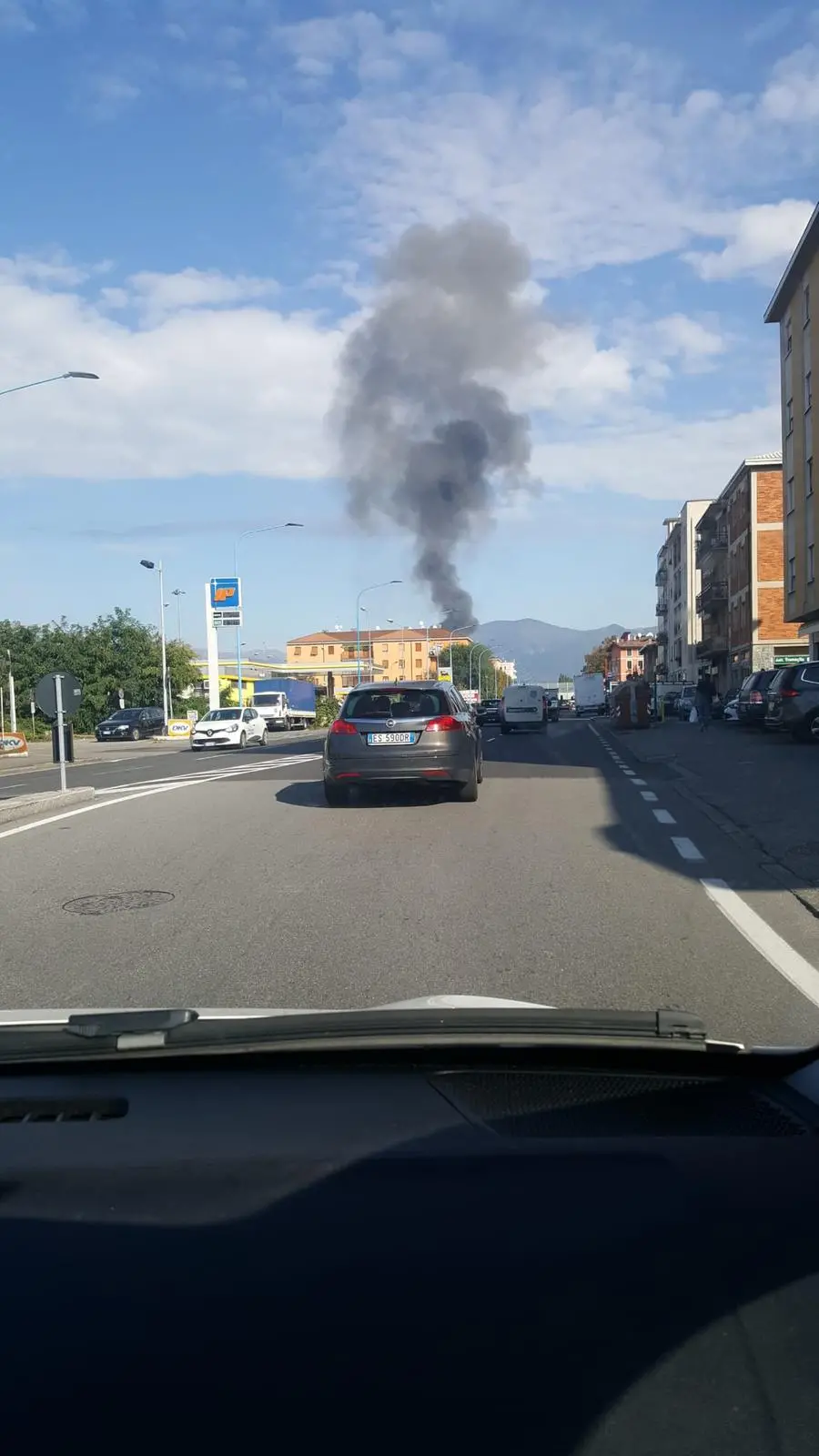 Via Milano, incendio in un'autofficina: fumo nero visibile da chilometri