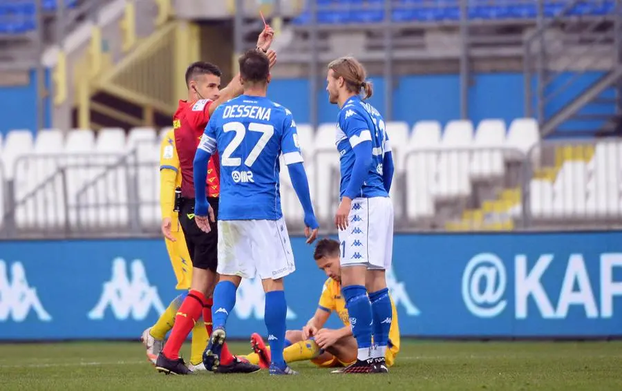 L'espulsione di Birkir Bjarnason nel match contro il Frosinone - Foto New Reporter © www.giornaledibrescia.it