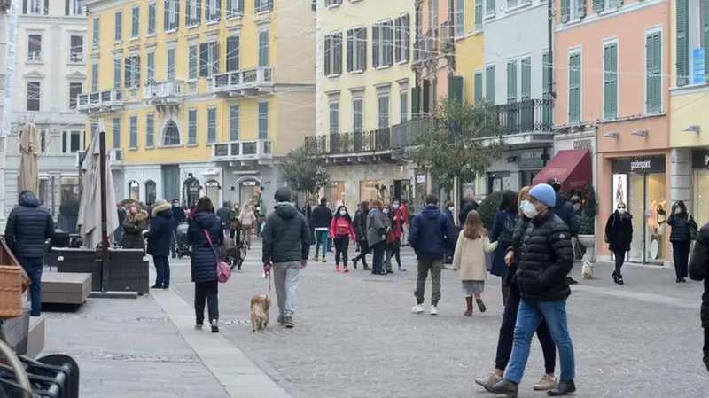 Riaprono i negozi in centro città