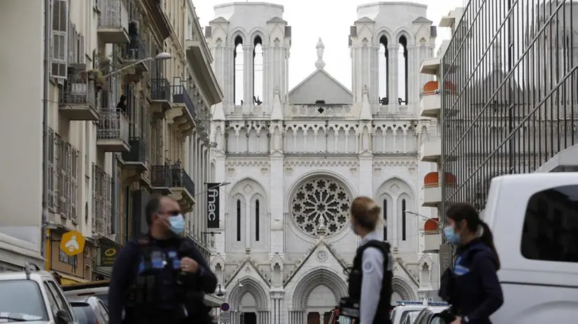Nizza dopo l'attentato: lo sgomento dei cittadini, la visita di Macron
