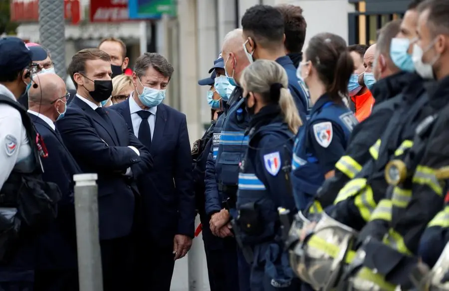 Il presidente Macron e il sindaco di Nizza Estrosi sul luogo dell'attentato - Foto Epa © www.giornaledibrescia.it