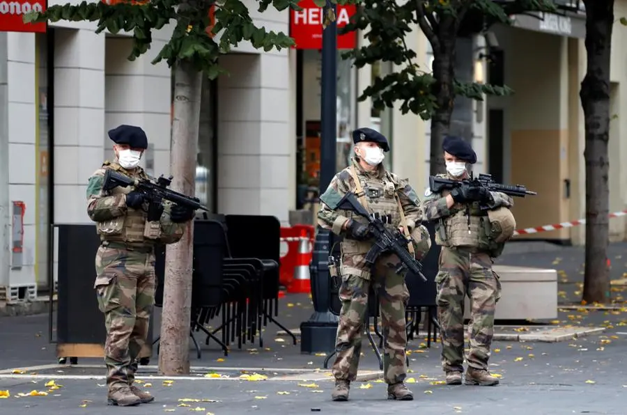 Nizza dopo l'attentato: lo sgomento dei cittadini, la visita di Macron