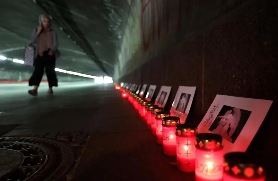 Lumini accesi nel tunnel di ingresso alla Loveparade