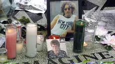 Il ricordo di John Lennon a pochi passi dal punto in cui fu ucciso, davanti al Dakota Building, a New York - Foto Ansa © www.giornaledibrescia.it
