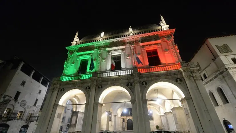 La Loggia tricolore per gli alpini