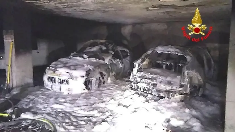 Fiamme nel garage sotterraneo, due le auto distrutte a Gavardo