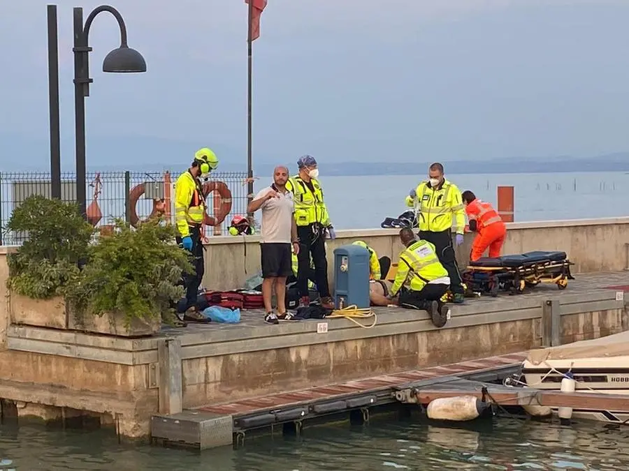 Deltaplano cade nel lago di Garda, grave passeggero