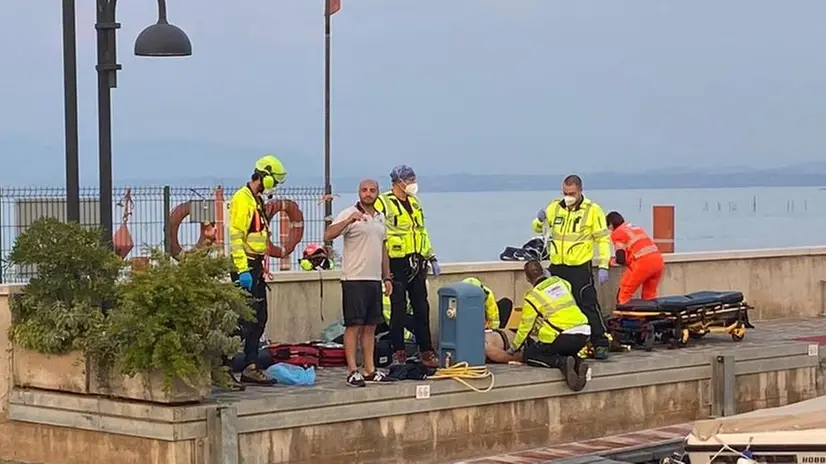 Deltaplano cade nel lago di Garda, grave passeggero